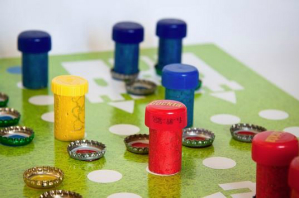 Brinquedos de tabuleiro de jogo ludo para crianças prontos para